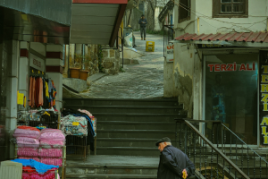 楼道内业主私自搭建了隔断墙，其他业主是否有权要...